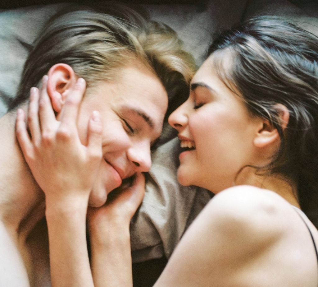 мужчина и женщтна в постел. мужчина и женщина в постели. интимная жизнь. The words фильм с брэдли купером. ник ромео рейманн деревенские крокодилы.